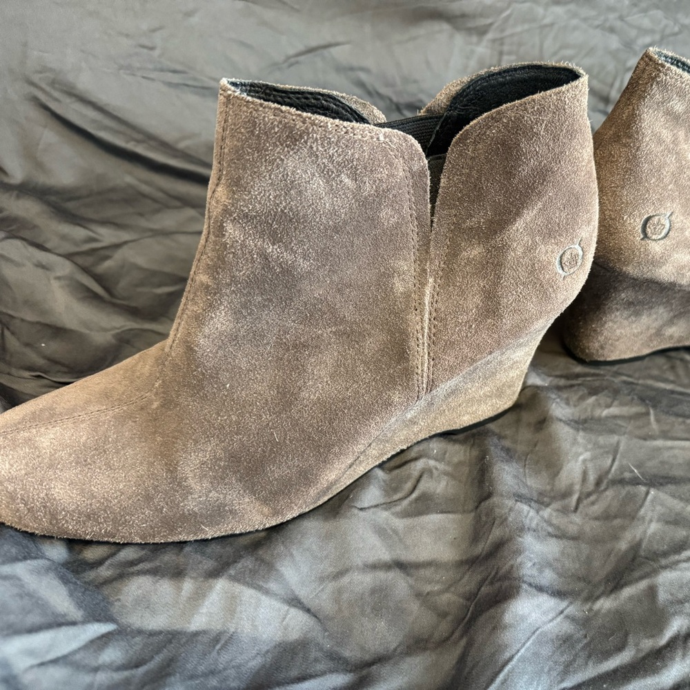 b.o.c. Greige Ankle Wedge Booties size 9.5